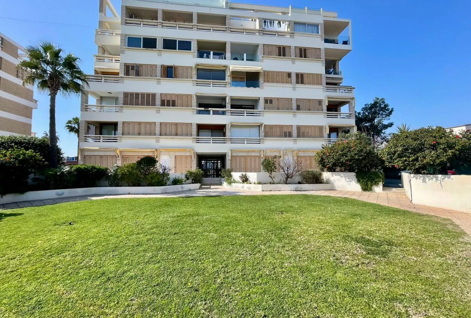 Sea View Suite In Makenzy Larnaca Apartament