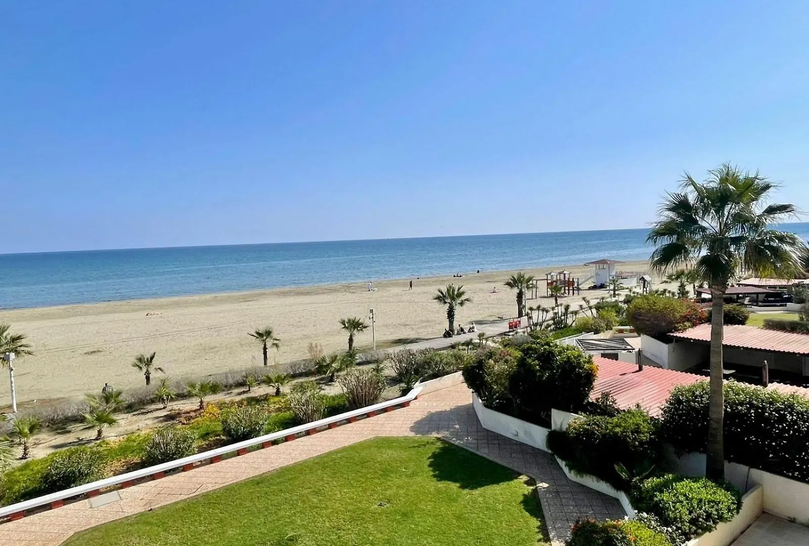 Sea View Suite In Makenzy Larnaca Apartament